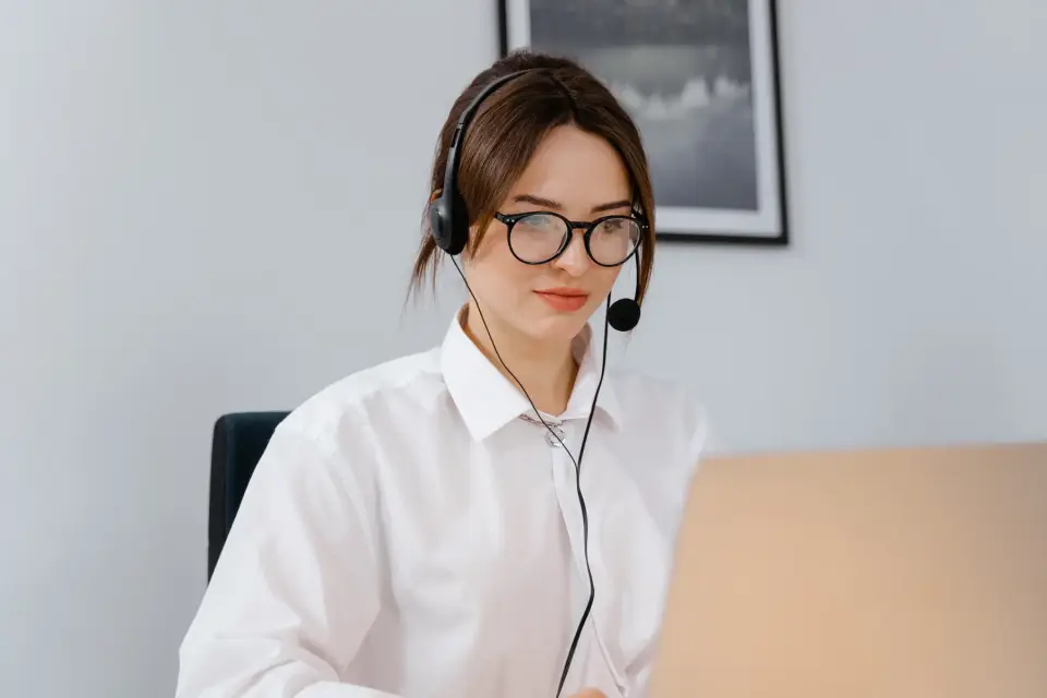 Une agente au téléphone répond à une demande client