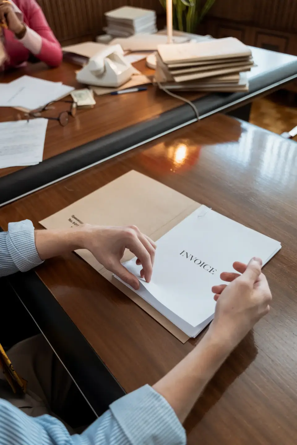 Des factures papier traitées sur un bureau