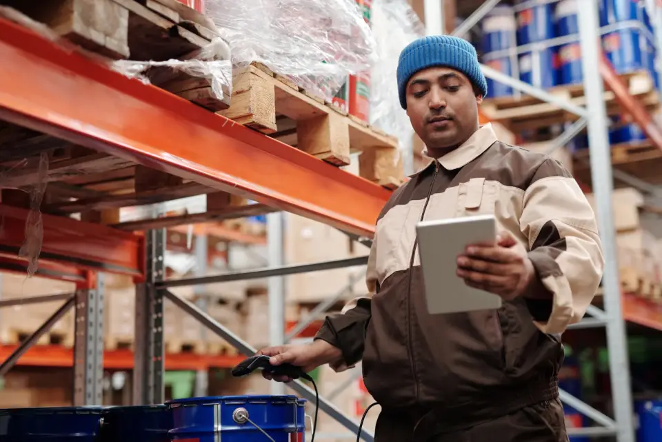 Un employé consulte l’inventaire sur une tablette dans un entrepôt